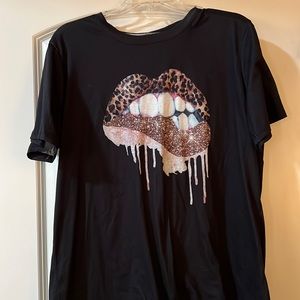 Women’s XL Black w/lips tshirt